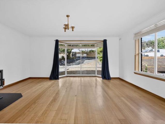 4 bedroom Family Living with Stunning Views / Minutes from LGH, CBD & Cataract Gorge