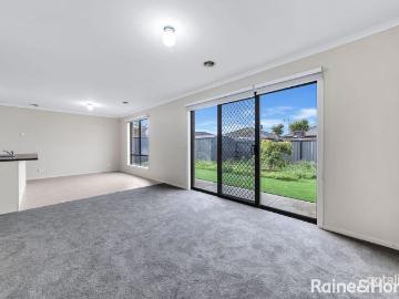4 Bedroom Family Living in Tarneit