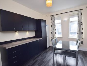 4 bedroom Flat To Let