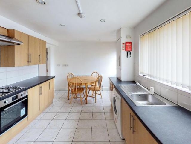 4 bedroom Flat To Let