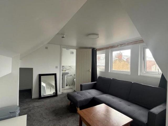 4 bedroom Flat To Rent