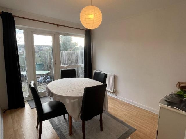 4 bedroom Flat To Let
