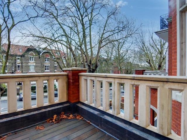 4 bedroom flat to rent on Fitzjohn's Avenue, London