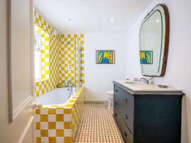4 bedroom flat to rent on St. Georges Drive, London
