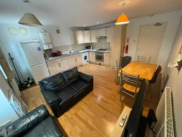 4 Bedroom Flat To Rent In Chapel Court, Lenton, East Midlands, NG7