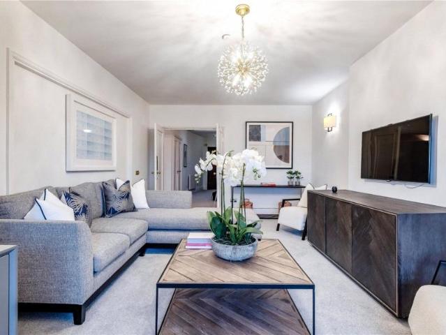 4 bedroom flat to rent in Strathmore Court, Park Road, St John's Wood, London, NW8