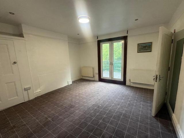 4 bedroom flat to rent