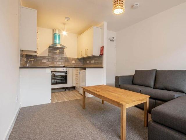 4 bedroom flat to rent