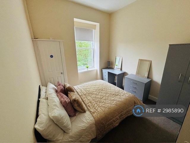 4 bedroom flat to rent