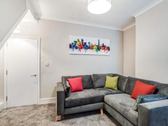 4 bedroom flat to rent