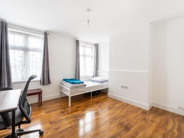 4 bedroom flat to rent