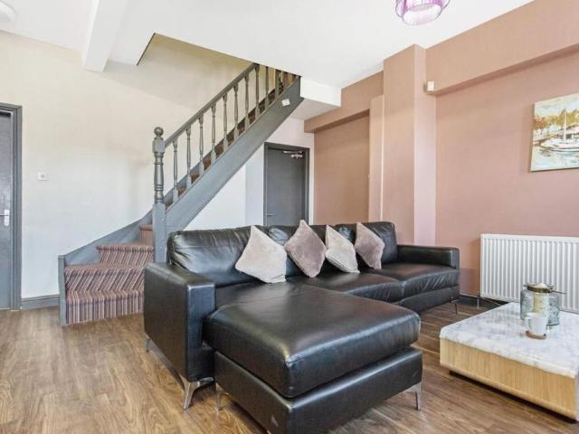 4 bedroom flat to rent