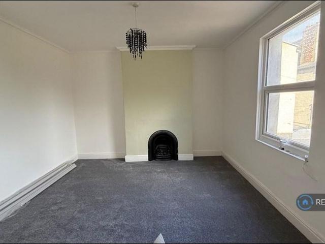 4 bedroom flat to rent