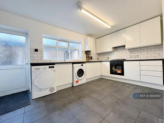 4 bedroom flat to rent