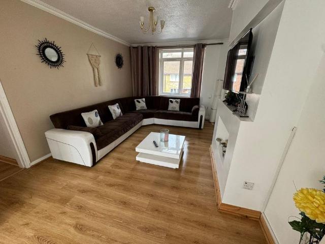4 bedroom flat to rent