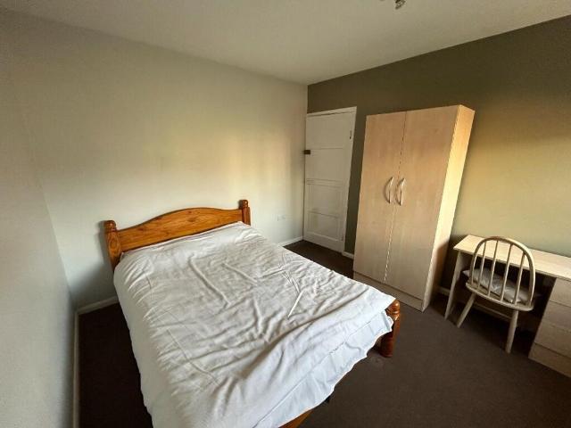 4 bedroom flat to rent