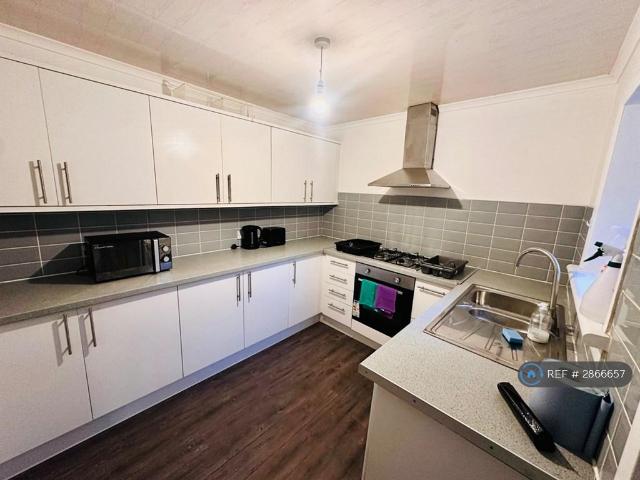 4 bedroom flat to rent