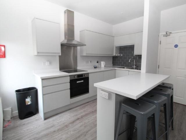 4 bedroom flat to rent