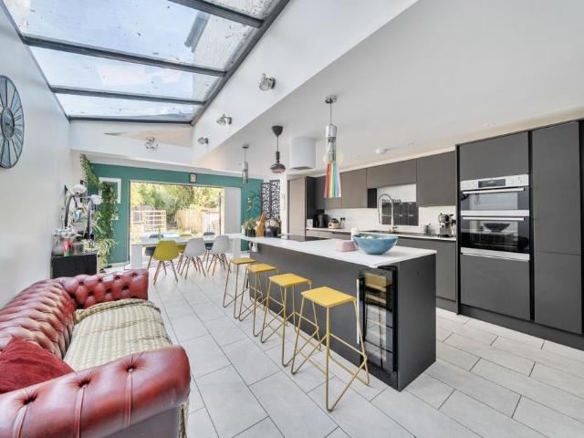 4 bedroom flat to rent