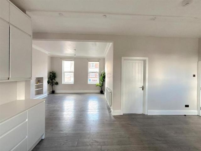 4 bedroom flat to rent