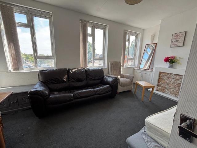 4 bedroom flat to rent
