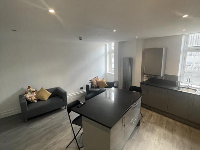 4 bedroom flat to rent