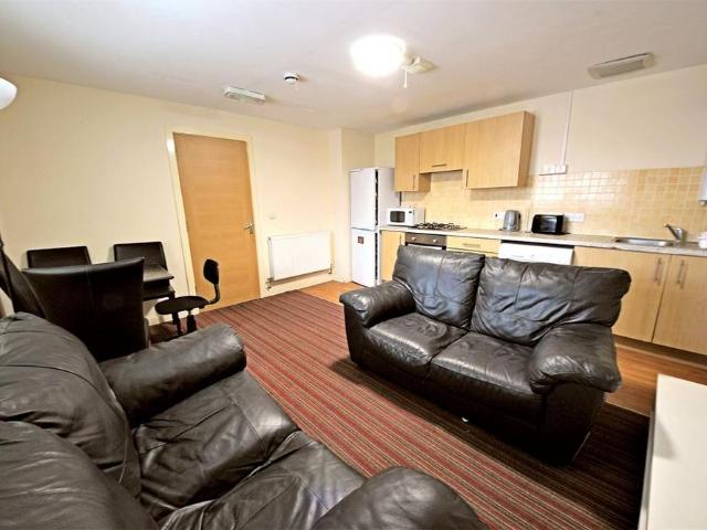 4 bedroom flat to rent