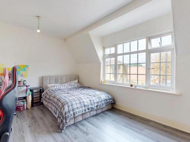 4 bedroom flat to rent