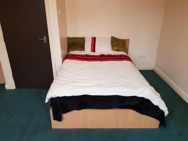 4 bedroom flat to rent