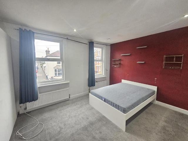 4 bedroom flat to rent