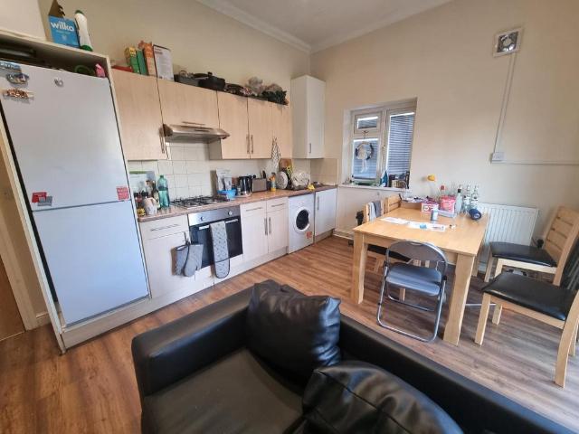4 bedroom flat to rent