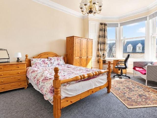 4 bedroom flat to rent