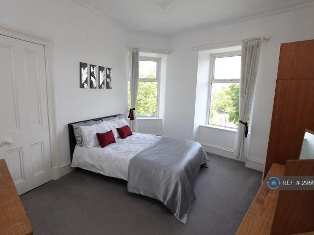 4 bedroom flat to rent