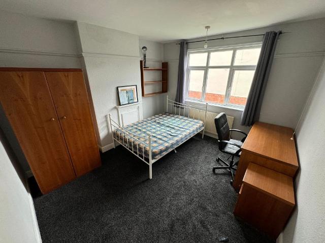 4 bedroom semi detached house to rent