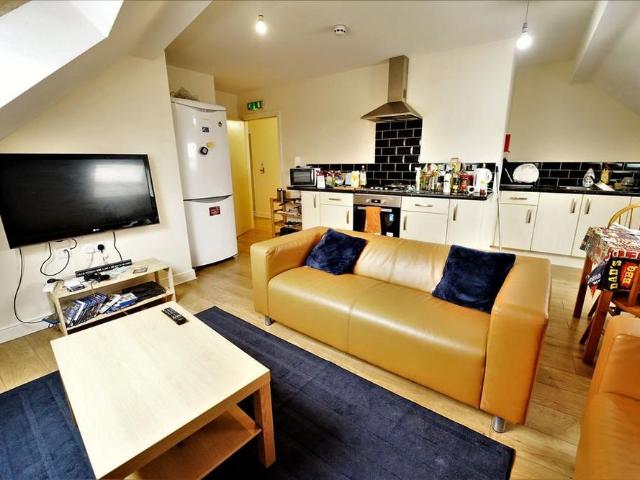 4 bedroom flat to rent