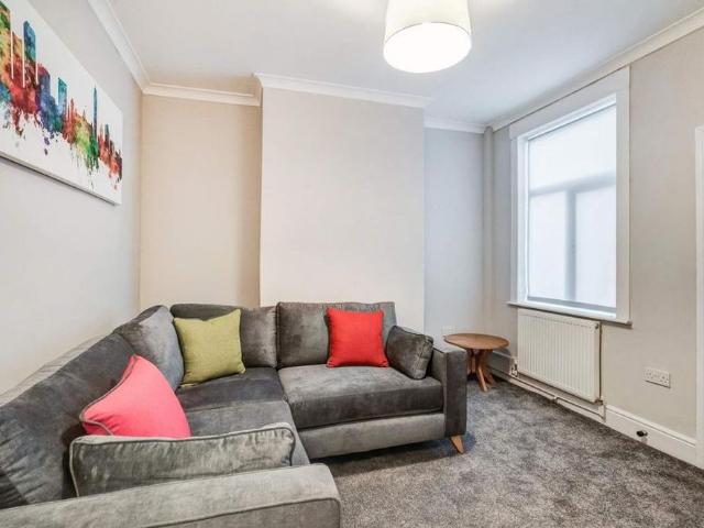 4 bedroom flat to rent