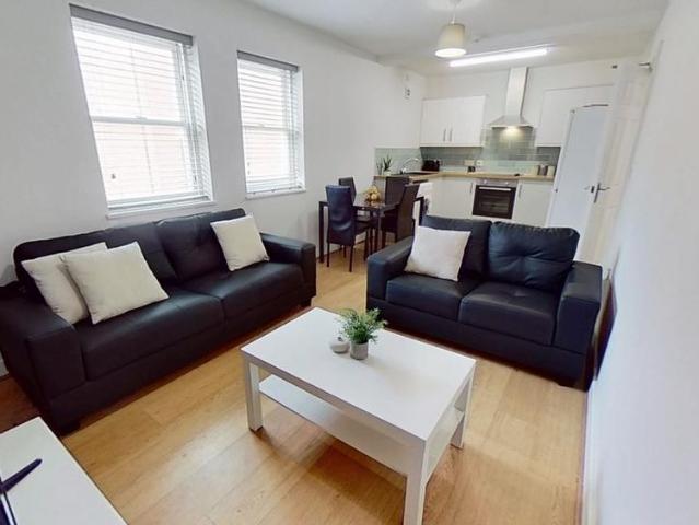 4 bedroom flat to rent