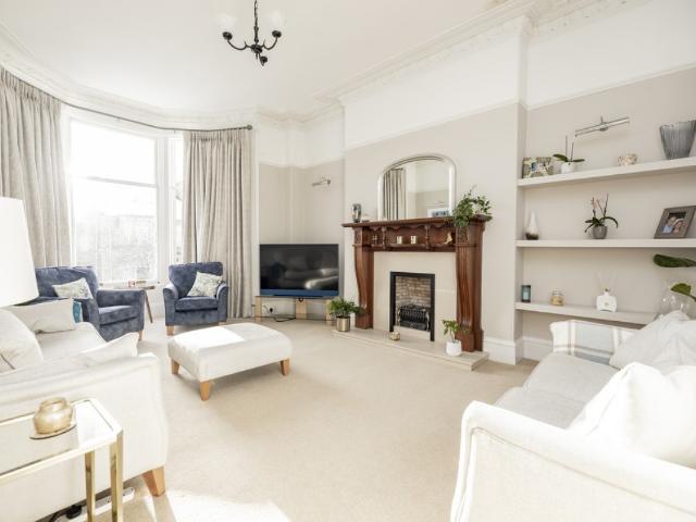 4 bedroom Flat To Rent
