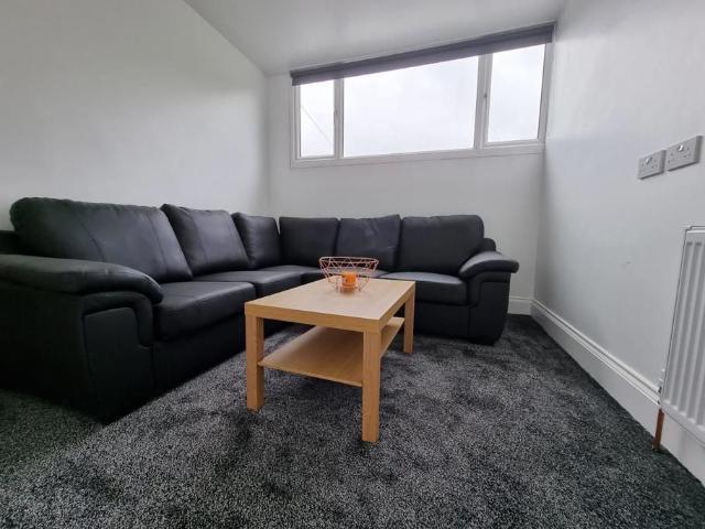 4 bedroom flat to rent