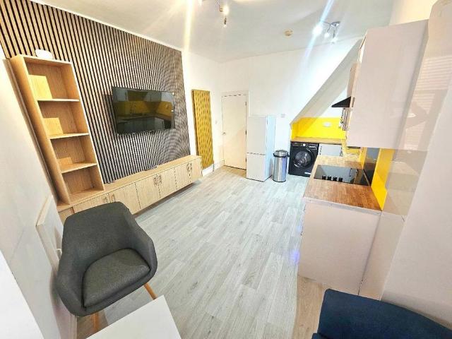 4 bedroom flat to rent