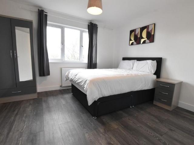 4 bedroom Flat To Rent