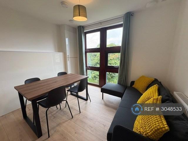 4 bedroom flat to rent