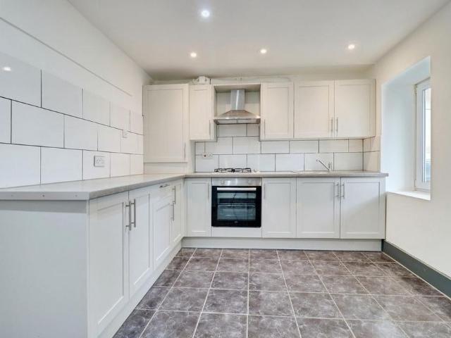 4 bedroom flat to rent