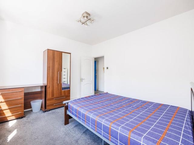 4 Bedroom Flat with Open Plan Kitchen