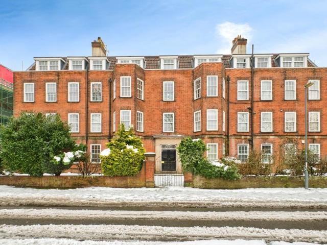 4 bedroom flat for sale