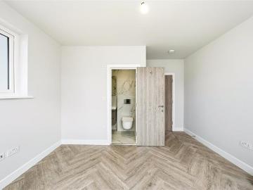 4 bedroom flat for sale