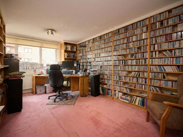 4 bedroom flat for sale