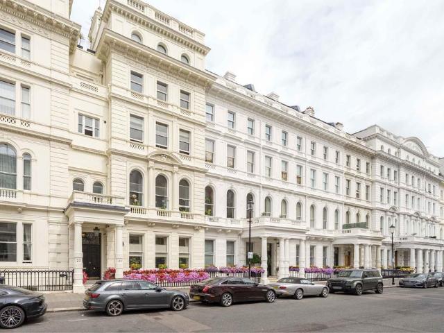 4 bedroom flat for sale