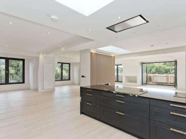 4 bedroom flat for sale