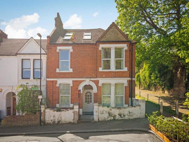 4 bedroom flat for sale